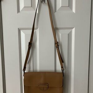 Minimalist Tan Leather Crossbody Bag with Adjustable Strap